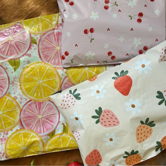 🍓 Strawberry Poly Mailer’s 10x13 Pack of 25 PRICE is Firm - Picture 5 of 8